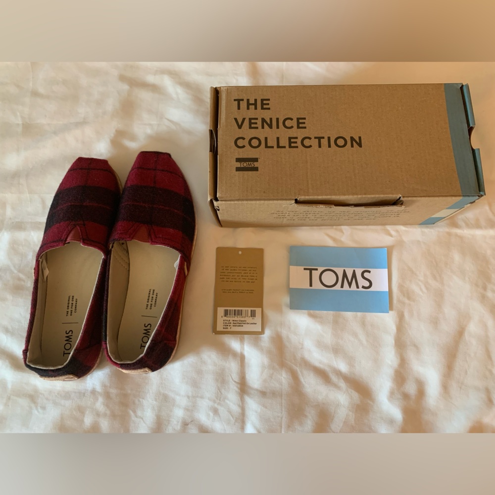 🆕 TOMS Red Plaid Felt on Leather Buffalo Check Slip-Ons Cabincore Cozy Soft Girl